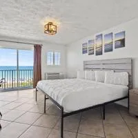 Ocean View Hotel Room with Balcony- King Bed #25, hotel u gradu 'Fort Pierce'