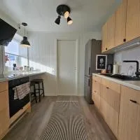 Bright and modern apartment with beautiful view, hotel di Hammerfest
