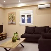 VILLA DELTUS - Cozy Holiday Home close to Gortyna, Crete, ξενοδοχείο σε Áyioi Dhéka