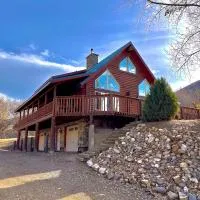 Large Off-Grid Luxury Cabin- creek land & views, hotel em McCammon