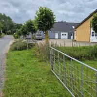 Værelse, tv-stue og spiserum uden vand, ikke køkken, på første sal , eget badeværelse i stueetagen – hotel w mieście Kværndrup