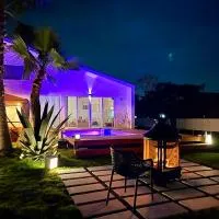 Sunshine pool villa1新筑カリフォルニア芝生プライベートサウナBBQドッグランゴルフ, hotelli kohteessa Katakai