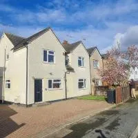 6 Bedroom Spacious villa, Free Parking, hotel em Byfleet