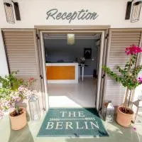 T H E BERLIN Studios and Suites, готель у місті Неа-Врасна