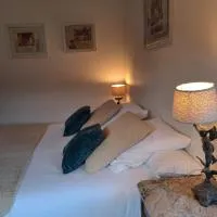 Chambres d hotes near Mâcon with secure Parking، فندق في Grièges