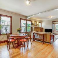 Cozy Cheyenne Home with Yard Less Than 1 Mi to Downtown!, hotel berdekatan Lapangan Terbang Domestik Cheyenne - CYS, Cheyenne