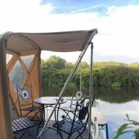 Dutch Cruiser Ship on a Tranquil Secluded River, hotel en Tonbridge