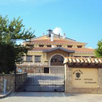 a gate in front of a building at Hotel de Montaña Rubielos, Rubielos de Mora