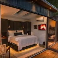 Glamping cabin with private deck and hot tub!, hotel a Guntersville