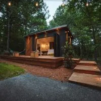 Glamping cottage with glass front and hot tub!, hotel a Guntersville