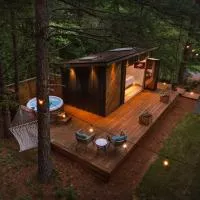 Glamping cottage with glass front and hot tub!, hotel u gradu 'Guntersville'