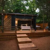 Luxury tiny house with hot tub and private deck!, hotel a Guntersville