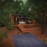 Luxury tiny house with hot tub and private deck!, hotel u gradu 'Guntersville'