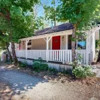 Walk to Town! Dog-Friendly Quincy Getaway w/ Deck, hotel v destinácii Quincy