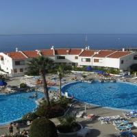 Spacious 3-bedroom beach Bungalow, hotel ad Adeje