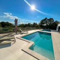 Luxury Apartment in Nature with Pool & Gym, hotel u gradu Kostrena