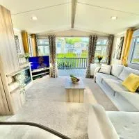 272 Wilksworth Caravan Park - Two Bedroom - Pool Access، فندق في ويمبورن مينستر