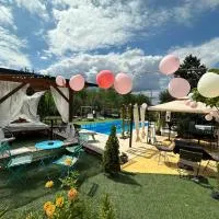 Smestaj sa bazenom Sunny Hill โรงแรมในSmederevska Palanka