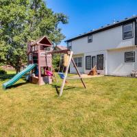 Spacious Olathe Home with Fireplace Near Parks!, hotel poblíž New Century AirCenter - JCI, Olathe
