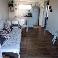 Apartamento a uma quadra da praia, hotel din Solemar