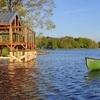 Cabanes Lacustra à l'Etang de la Ramade, hotel en Flayat