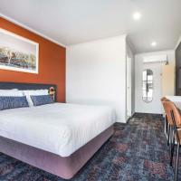 Nightcap at Horse & Jockey Hotel Warwick, hotel near Warwick Airport - WAZ, Warwick