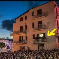La casa sulla piazza, hotel i Cerda
