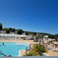 Camping 5 étoiles piscines chauffées club enfants mobilhome premium 6pers, hotelli kohteessa Houlgate