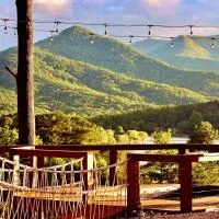 Glamping Container Treehouse by Hiawassee Glamping โรงแรมในไฮอาวัสซี