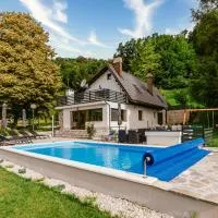 Holiday House Zrinski with Pool, Sauna & Jacuzzi, hotel sa Lepoglava