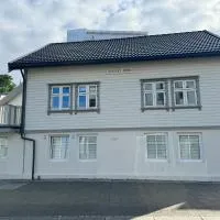 Charming Apartment in the harbour of Jørpeland, hotell i Jørpeland
