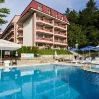Constantzia Balneohotel، فندق في كوستينيتس
