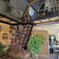 Chalet industriel avec filet et spa, hotel i Sorigny