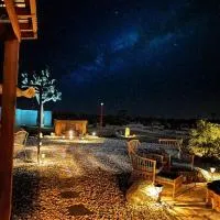 The Desert Shire Large HotTub,Large Pool,Stargazing Paradise, hotel din Yucca Valley
