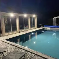 Chambre avec vue sur le marais et la piscine, hotel en Yves