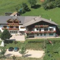 Haus Trögl – hotel w mieście Tires