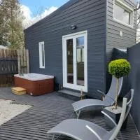 le cocon d'amour " tiny-house avec jaccuzi privé ", hotel a La Chapelle-du-Fest