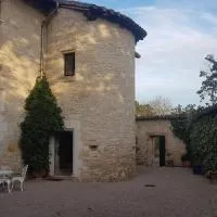 Chambres d'hôtes dans un château au coeur de la Toscane Occitane Albi-Cordes-Rabastens, отель в городе Senouillac