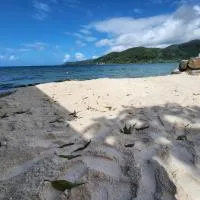 Duplex en bord de mer Fare Tahitea Pension, hotel i Taputapuapea