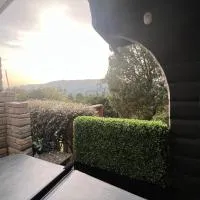 LARCHES LODGE Norwegian log cabin, wood stove & spa、チャーチ・ストレットンのホテル