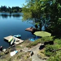 Guppies Lakehouse-Prvt. Lake Acc, Close to Rainier, hotel i Graham