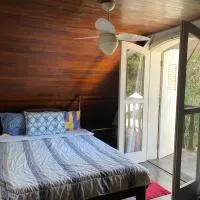 Espaço arborizado com Casa e Chalé em bairro nobre de Monte Verde, hotel a Camanducaia
