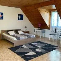 Appartement une chambre plus une chambre bébé ou enfant trois ans à la campagne au calme, готель у місті Cléguérec