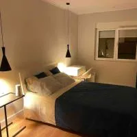 Quarto de casal close to Lisbon Flat equipado, отель в Алмаде
