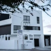 Luxury Penthouse with Private Pool, Ocean, City & Mountain view 6 Pers 2 BR, hôtel à Lazareto