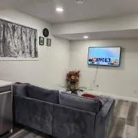 Modern 2 Bedroom Basement Suite Chappelle Edmonton, Hotel in Edmonton