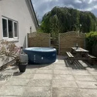 Large New Studio Apartment and Hot Tub - Private Hideaway in the Brecon Beacons, hotel din Bwlch