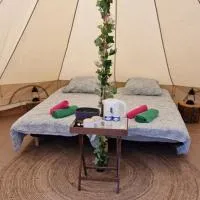 Lodge tente les pommiers Glamping Ô rendez-vous en demi-pension, hotel a Roquefeuil