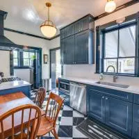Radiant Gloucester House w/ Private Porch!, hotel din Gloucester