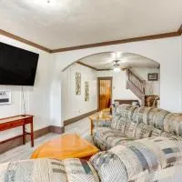 Playroom & Fenced Yard: Mt Carmel Family Home!, hotel a Mount Carmel